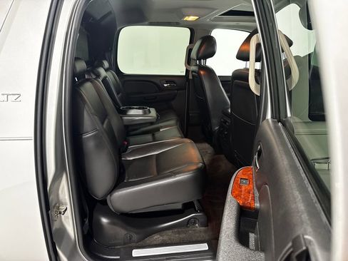 Used 2011 Chevrolet Avalanche LTZ AWD/4WD image 24
