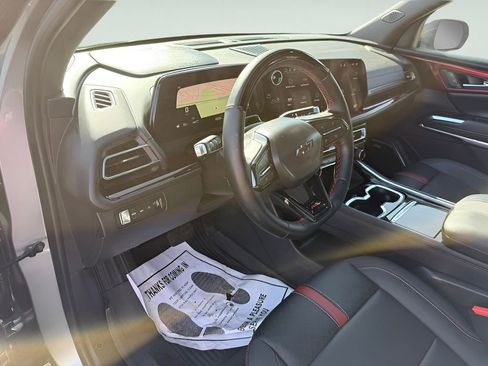 Used 2025 Chevrolet Traverse RS image 41