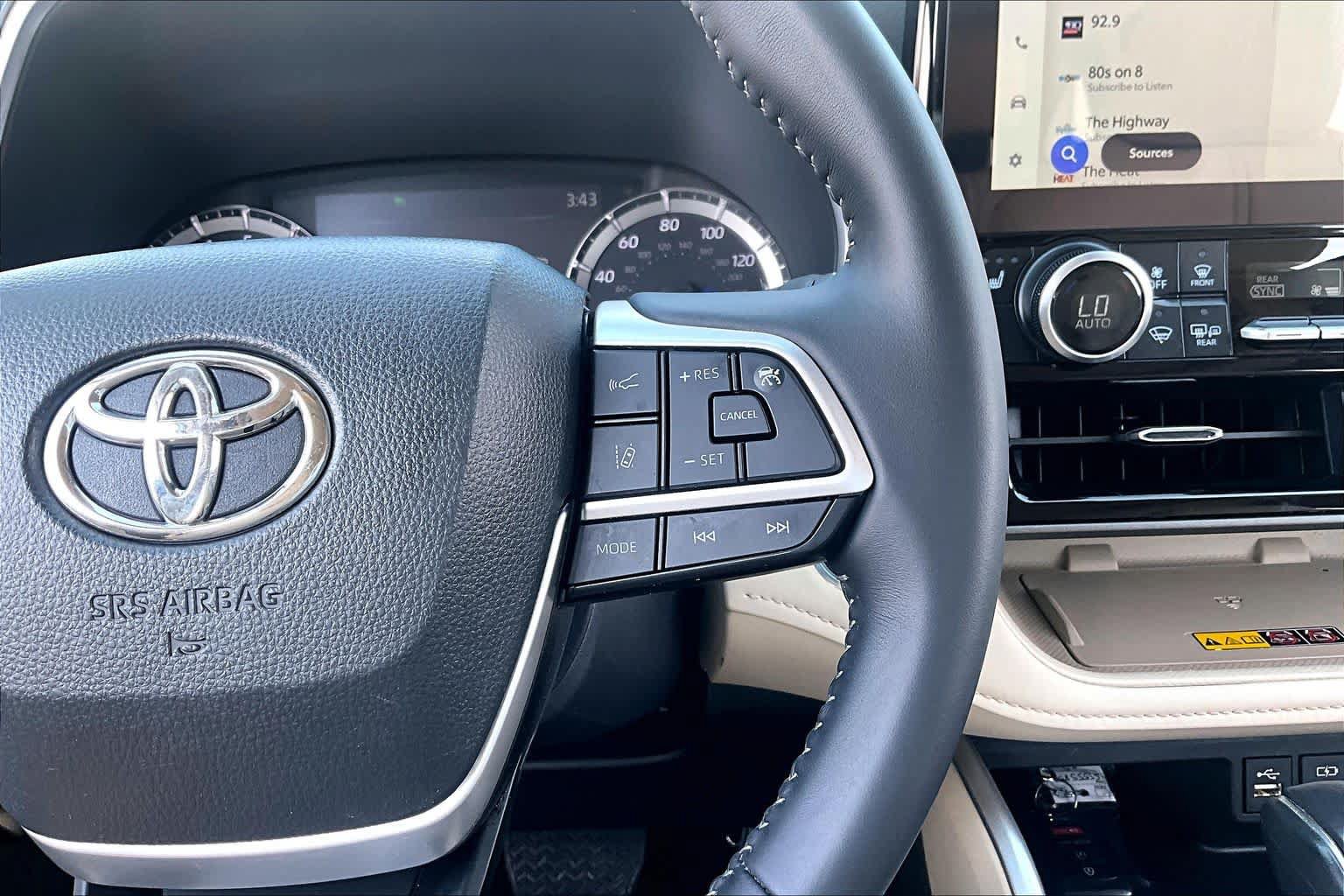 Used 2025 Toyota Highlander XLE FWD image 25