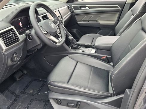 Used 2022 Volkswagen Atlas SE w/ Black Wheel Package image 9