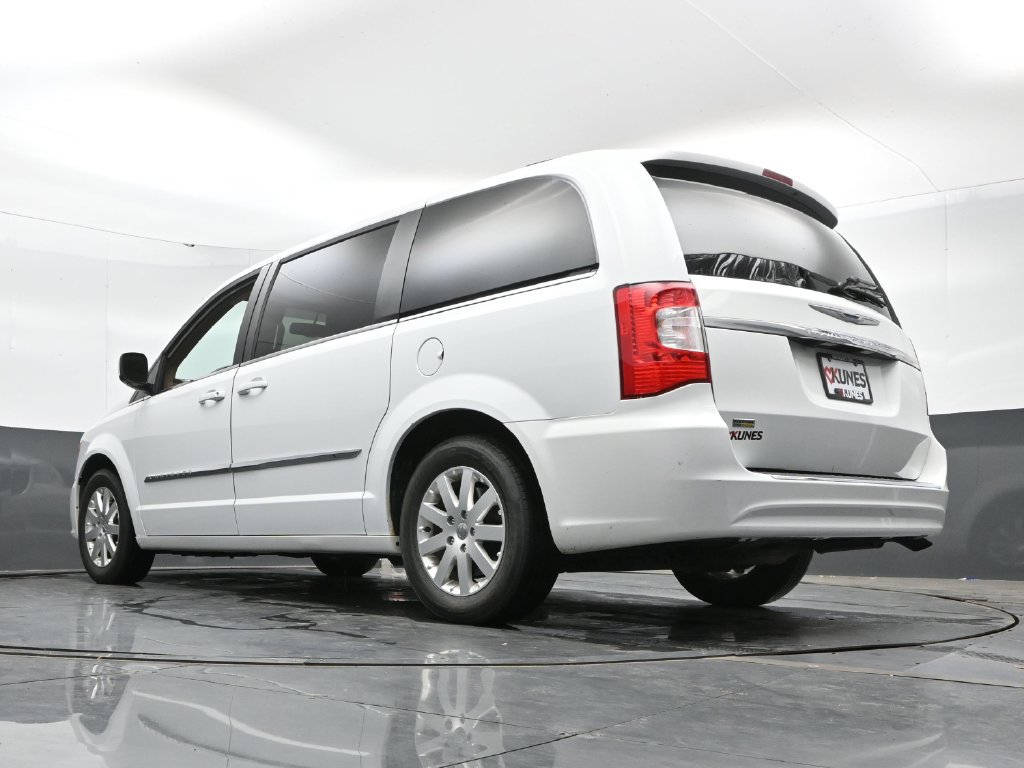 Used 2016 Chrysler Town & Country Touring FWD image 46
