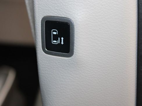 Used 2023 Chrysler Pacifica Limited FWD image 36