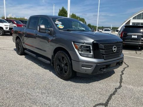 Used 2023 Nissan Titan SV w/ SV Convenience Package RWD image 3