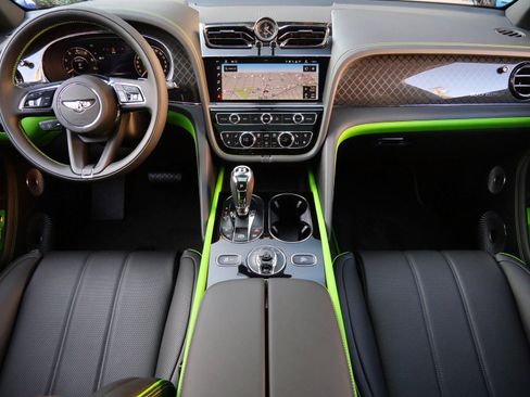 Used 2025 Bentley Bentayga AWD/4WD image 4
