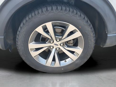 Used 2020 Ford Explorer Platinum w/ Premium Technology Package AWD/4WD image 3