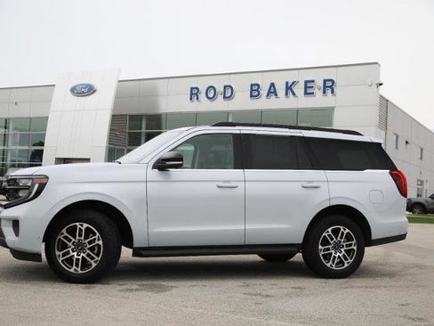 Certified 2025 Ford Expedition Active AWD/4WD image 3