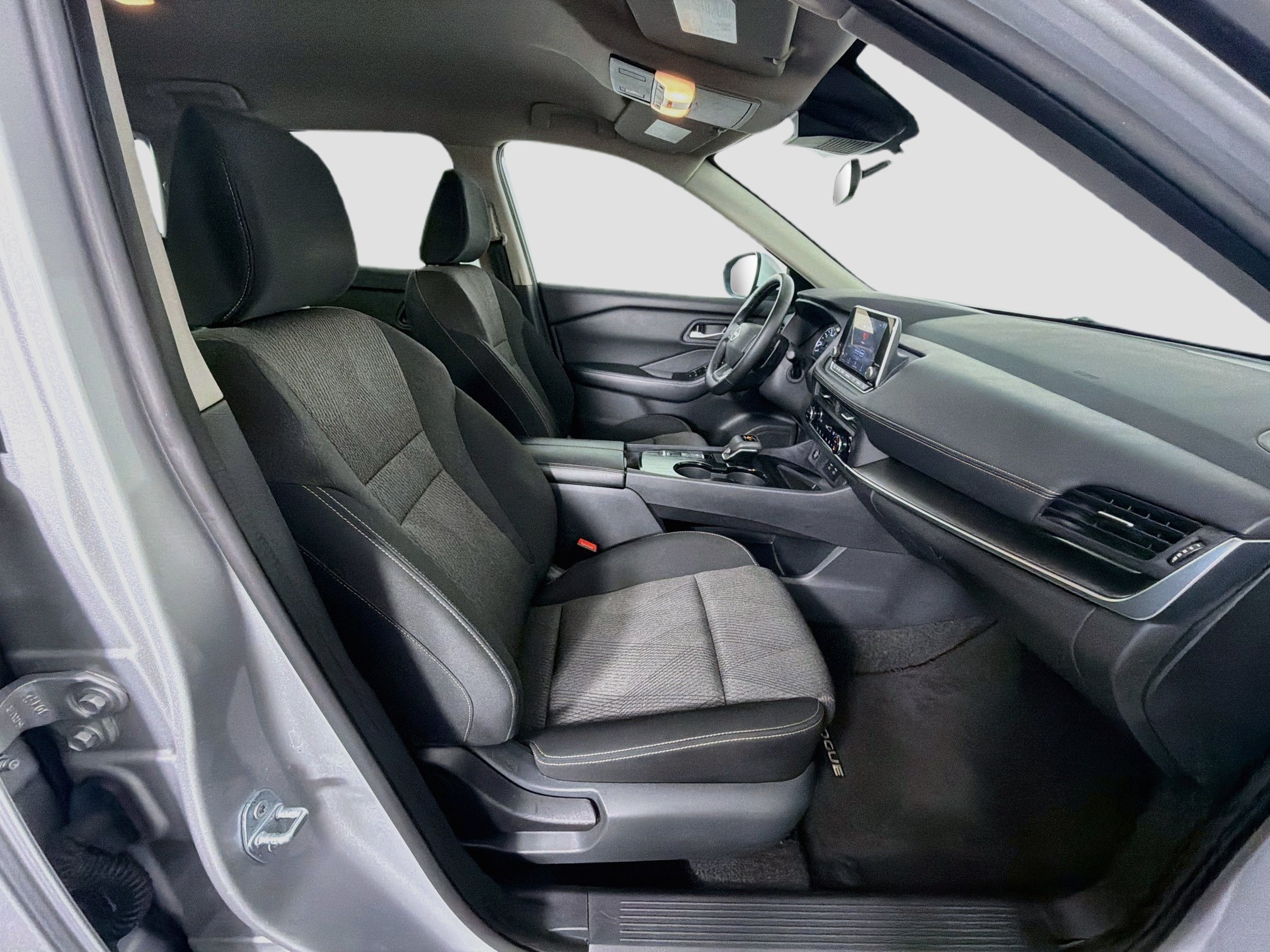 Used 2025 Nissan Rogue SV FWD image 32