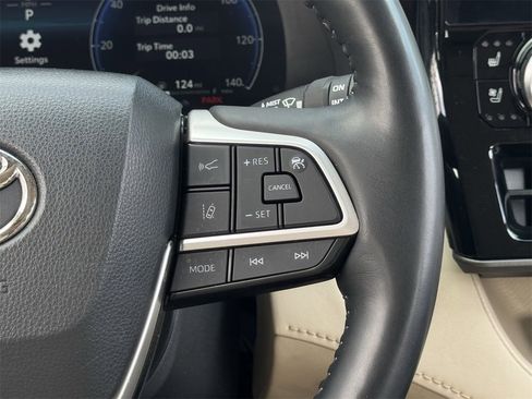 Used 2023 Toyota Highlander Limited image 14