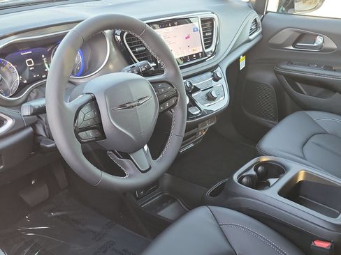 New 2026 Chrysler Pacifica Select FWD image 4