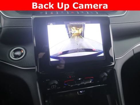 Used 2024 Jeep Grand Cherokee Laredo image 4