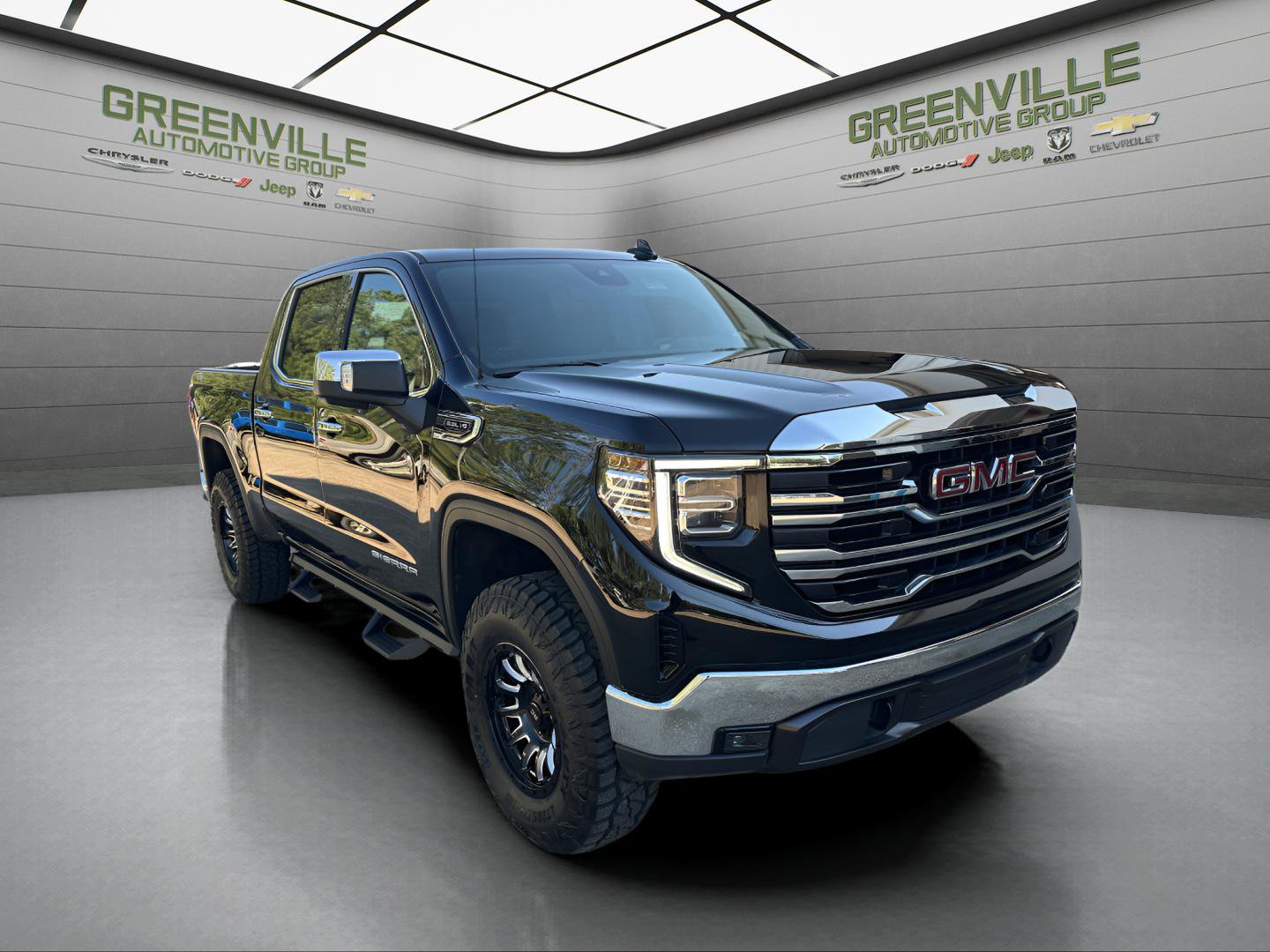 Used 2025 GMC Sierra 1500 SLT AWD/4WD image 3
