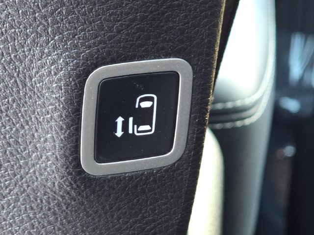 Certified 2025 Chrysler Pacifica Select w/ Fav Edition Package FWD image 18