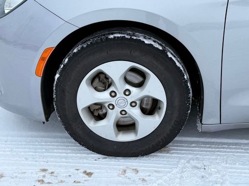 Used 2017 Chrysler Pacifica LX w/ Tire & Wheel Group image 7