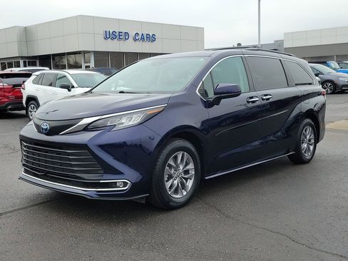 Used 2022 Toyota Sienna XLE image 8