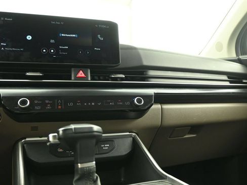 Used 2025 Kia Carnival FWD image 18