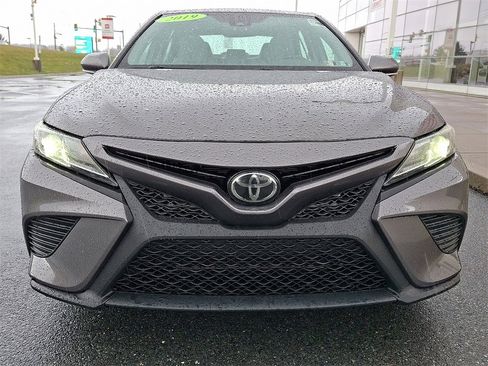 Used 2019 Toyota Camry SE image 3