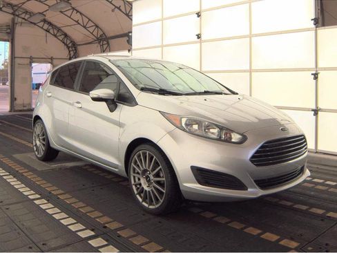Used 2015 Ford Fiesta SE image 4