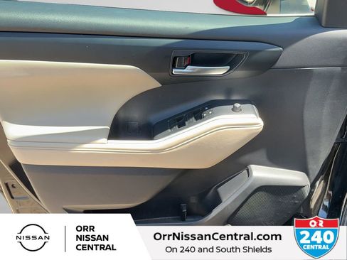 Used 2023 Toyota Highlander XLE AWD/4WD image 17