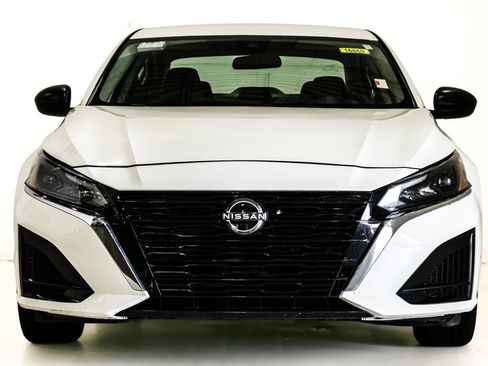 Used 2025 Nissan Altima 2.5 SV FWD image 2