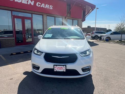 Used 2022 Chrysler Pacifica Touring-L FWD image 2