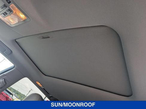 Used 2018 Toyota Highlander XLE w/ Carpet Mat Package (TMS) AWD/4WD image 16