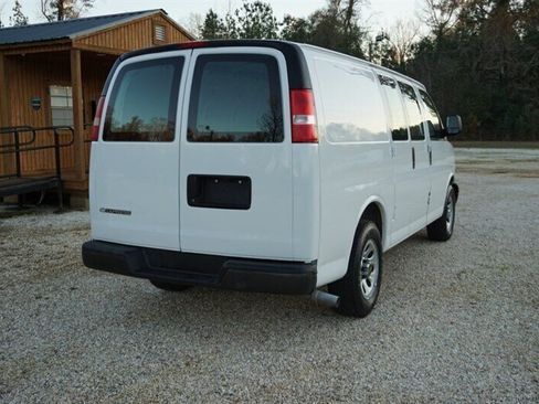 Used 2010 Chevrolet Express 1500 RWD image 16