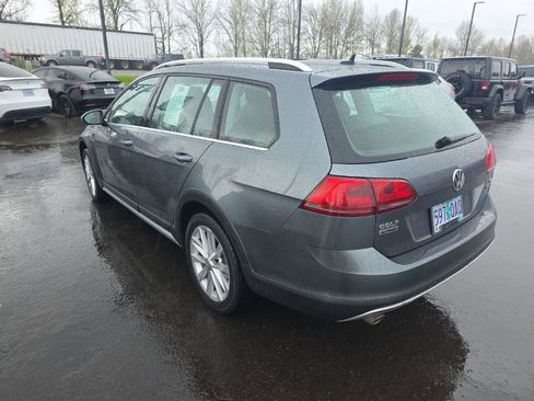 Used 2017 Volkswagen Golf Alltrack image 3