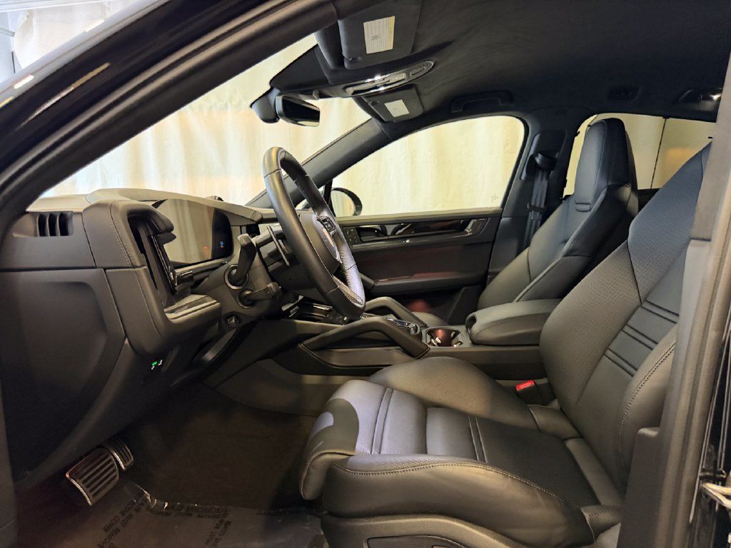 Certified 2025 Porsche Cayenne Turbo GT AWD/4WD image 5