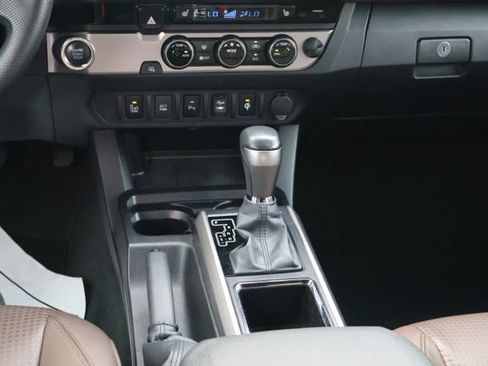 Used 2016 Toyota Tacoma Limited w/ Towing Package image 14