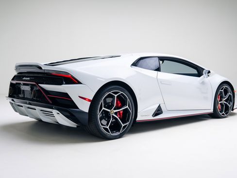 Used 2020 Lamborghini Huracan EVO image 24
