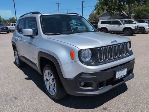 Used 2017 Jeep Renegade Latitude AWD/4WD image 4