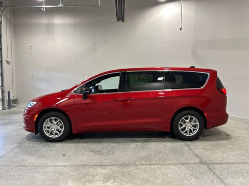 New 2026 Chrysler Pacifica Select image 9