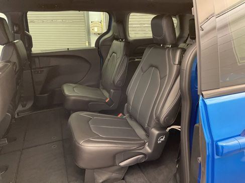 New 2026 Chrysler Pacifica Select w/ S Appearance Package image 16