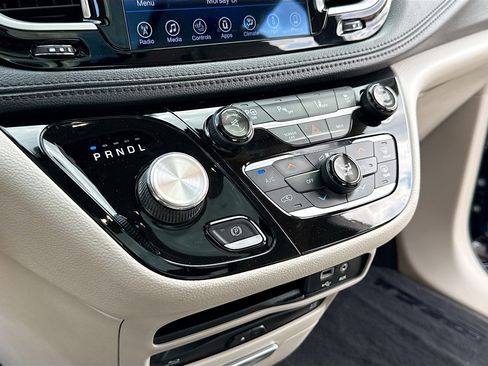 Used 2017 Chrysler Pacifica Limited w/ UConnect Theater Package FWD image 12