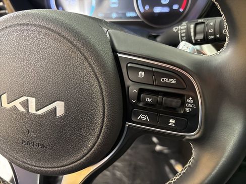 Used 2022 Kia Niro EX image 22