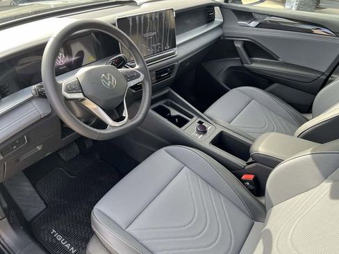New 2026 Volkswagen Tiguan SE FWD image 12