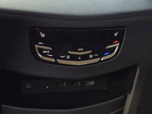 Certified 2020 Cadillac Escalade Premium Luxury image 17