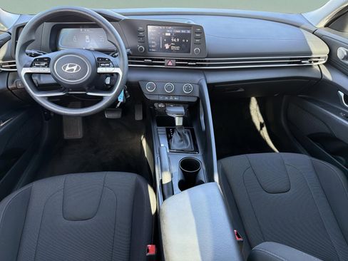 Used 2025 Hyundai Elantra SE image 9