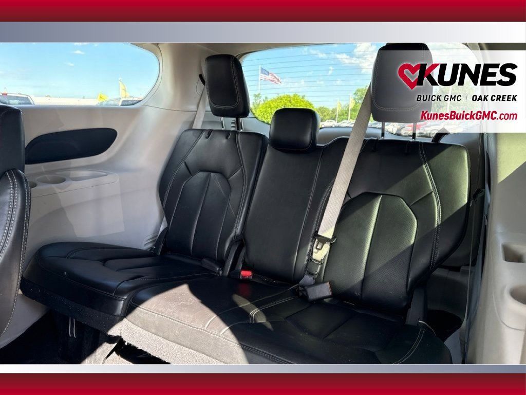 Used 2023 Chrysler Pacifica Touring-L FWD image 37