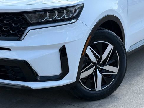 Used 2023 Kia Sorento S image 2