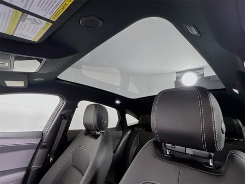 Certified 2024 Jaguar E-PACE R-Dynamic SE image 23