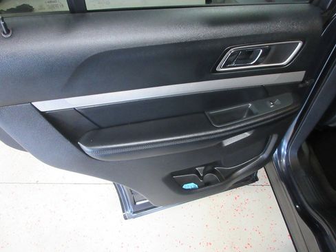 Used 2017 Ford Explorer XLT w/ Equipment Group 202A AWD/4WD image 28