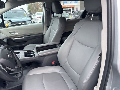 Used 2024 Toyota Sienna XLE image 8