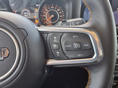 Used 2025 Jeep Wrangler Unlimited Sahara AWD/4WD image 24