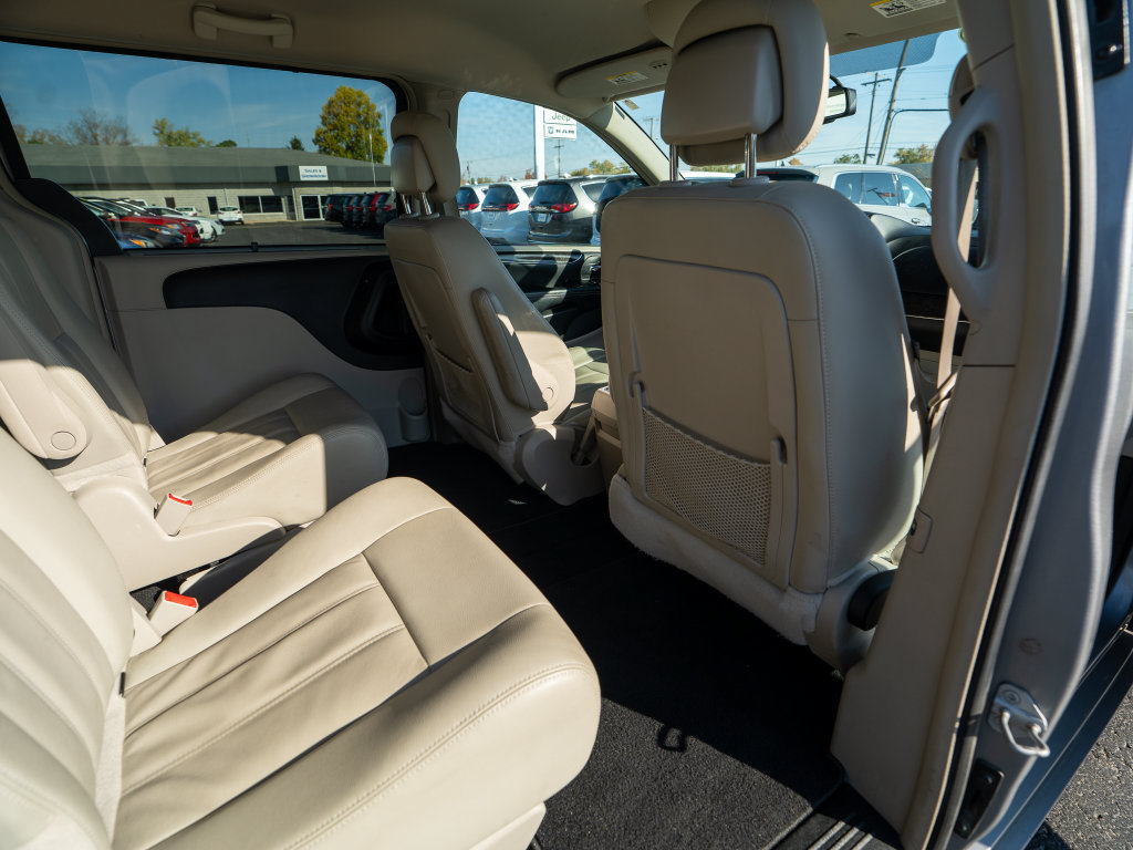 Used 2016 Chrysler Town & Country Touring w/ Driver Convenience Group FWD image 13