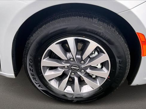 Used 2024 Chrysler Pacifica Select image 34