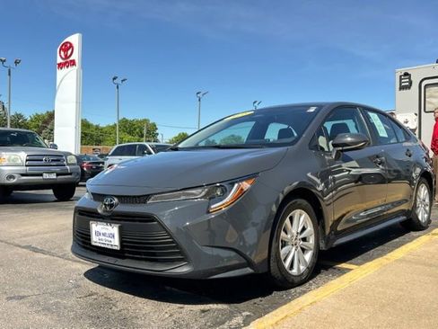 Used 2025 Toyota Corolla LE w/ LE Premium Package FWD image 5