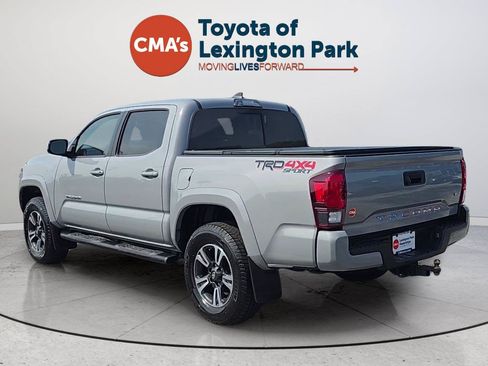 Used 2018 Toyota Tacoma TRD Sport AWD/4WD image 3