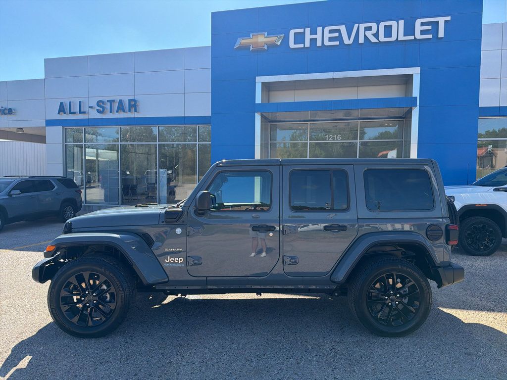 Used 2024 Jeep Wrangler Unlimited Sahara AWD/4WD image 4