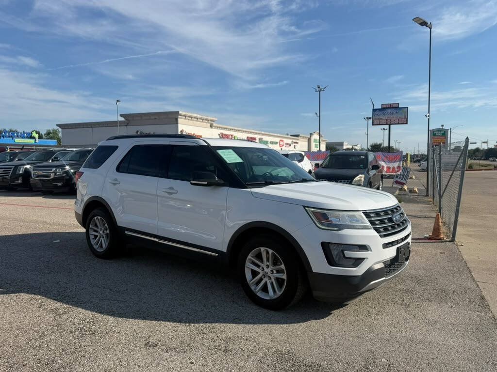 Used 2017 Ford Explorer XLT w/ Equipment Group 201A FWD image 7